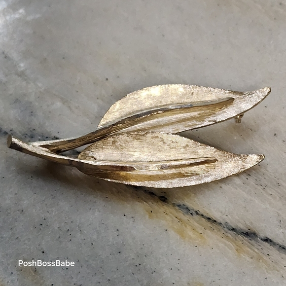 Vintage BSK Brushed Gold Tone Leaf Brooch Pin 2.75" - Picture 1 of 8